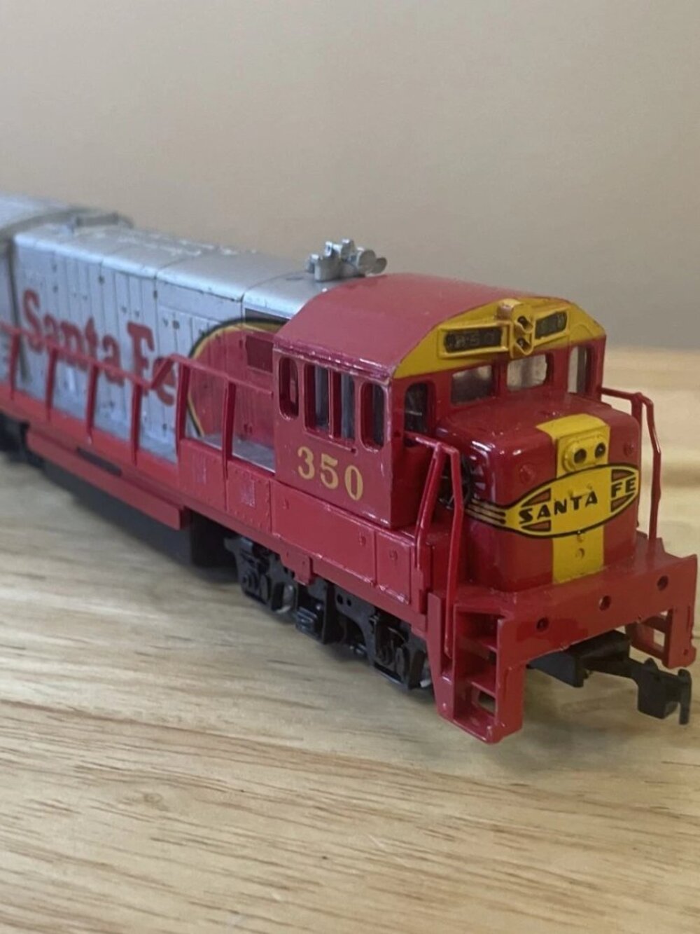 Bachmann HO Scale GE U36B Santa Fe #350 Warbonnet Diesel Locomotive